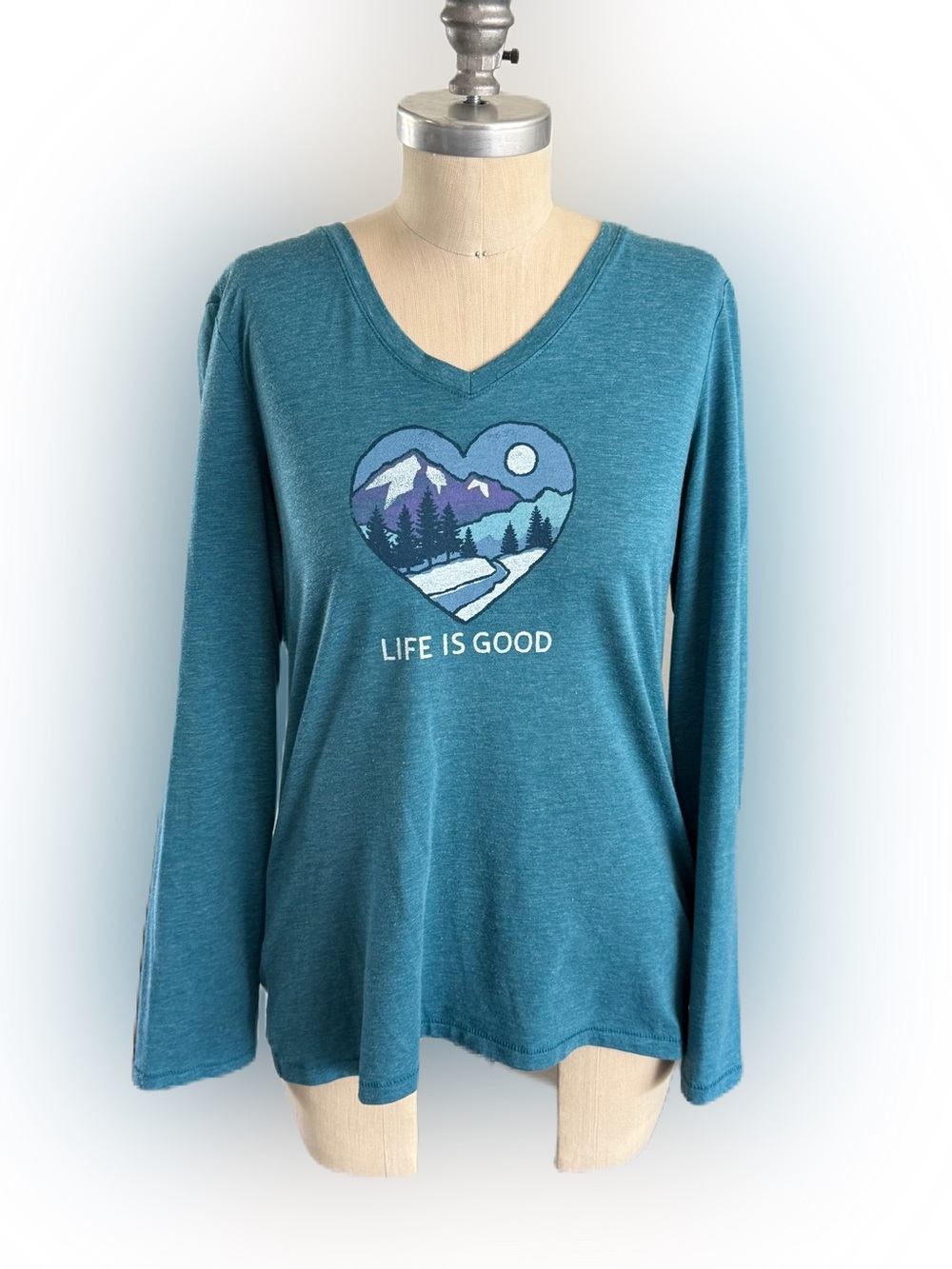 Life Is Good Women’s Cool Tee Classic Fit Mountain Scene In Heart. Size Medium